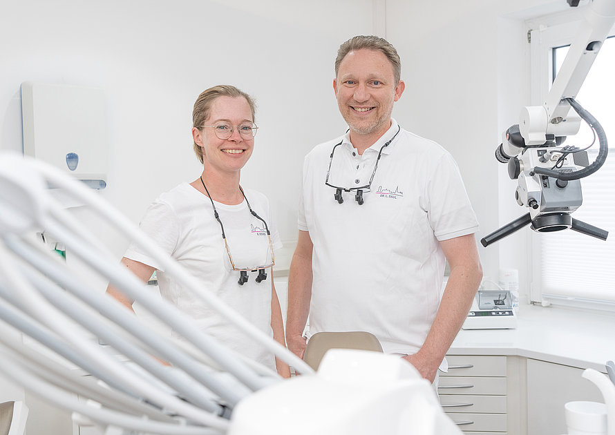 Portrait von Dr. Leonard Saul und Beeke Jessen im Behandlungsraum