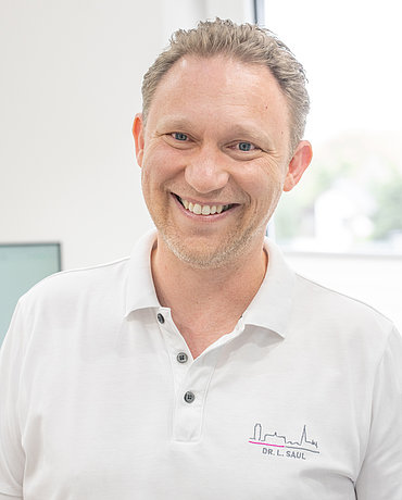 Portrait vom Zahnarzt Dr. Leonard Saul