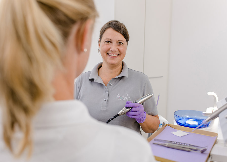 Angestellte Frau Petersen behandelt eine Patientin