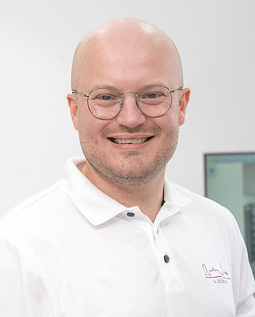 Portrait des Zahnarztes Nis Dübgen
