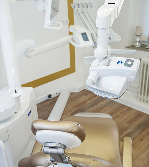 Leerer Behandlungsstuhl im Praxiszimmer