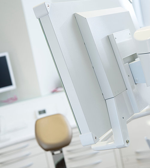 Detailbild des Monitors im Behandlungsraums von hinten